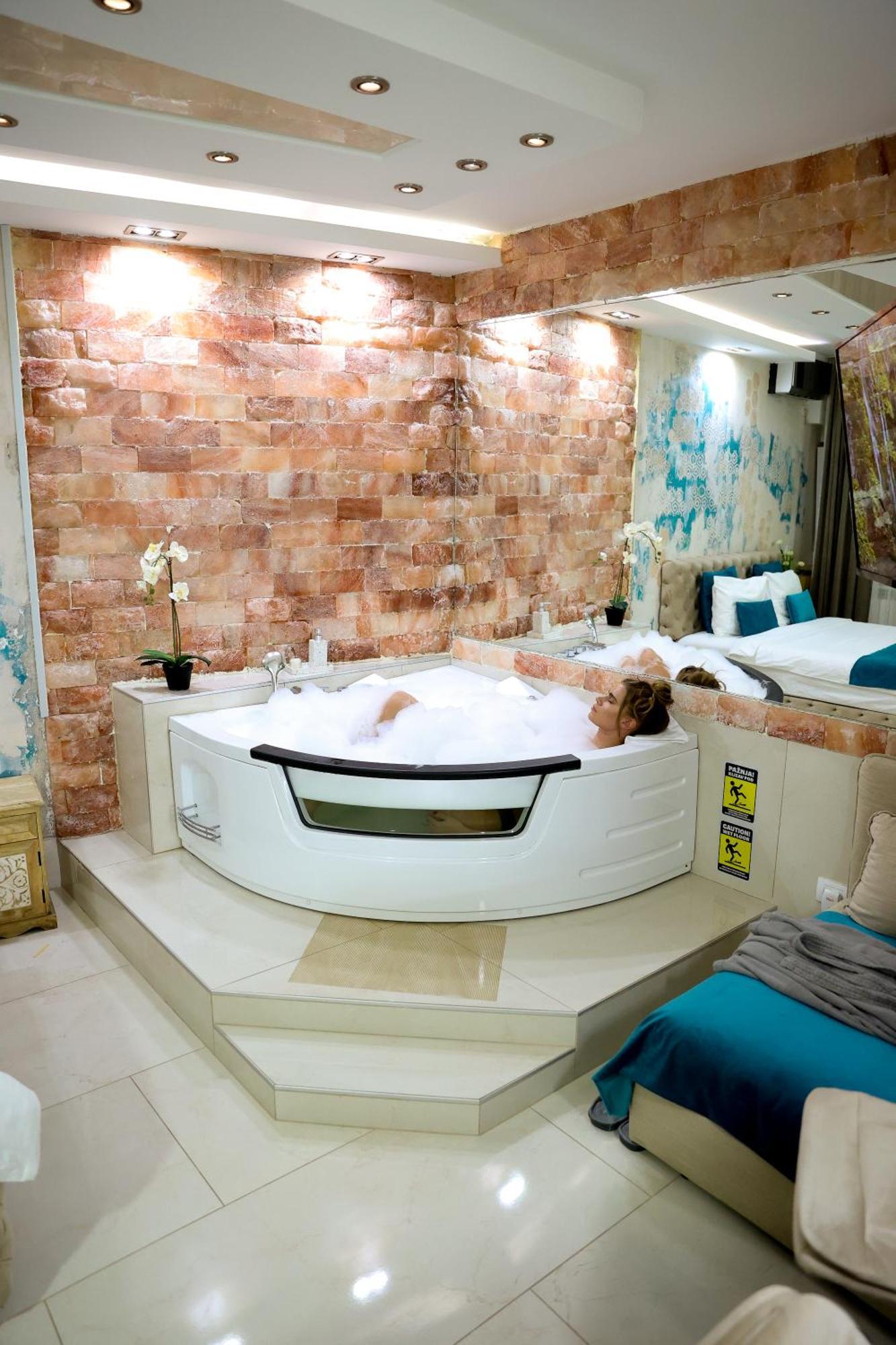 Design Apartment Premium Spa Lux 4 Star "Dubai" Completely Private Wellness & Spa Free Included Sauna & Jacuzzi & Salt Wall & Fire Place & 3D Ceilings & Business Wifi & Netflix & Keyless Code Entry & Full Smart App & Secure 2 Parking Place Ćuprija Zewnętrze zdjęcie